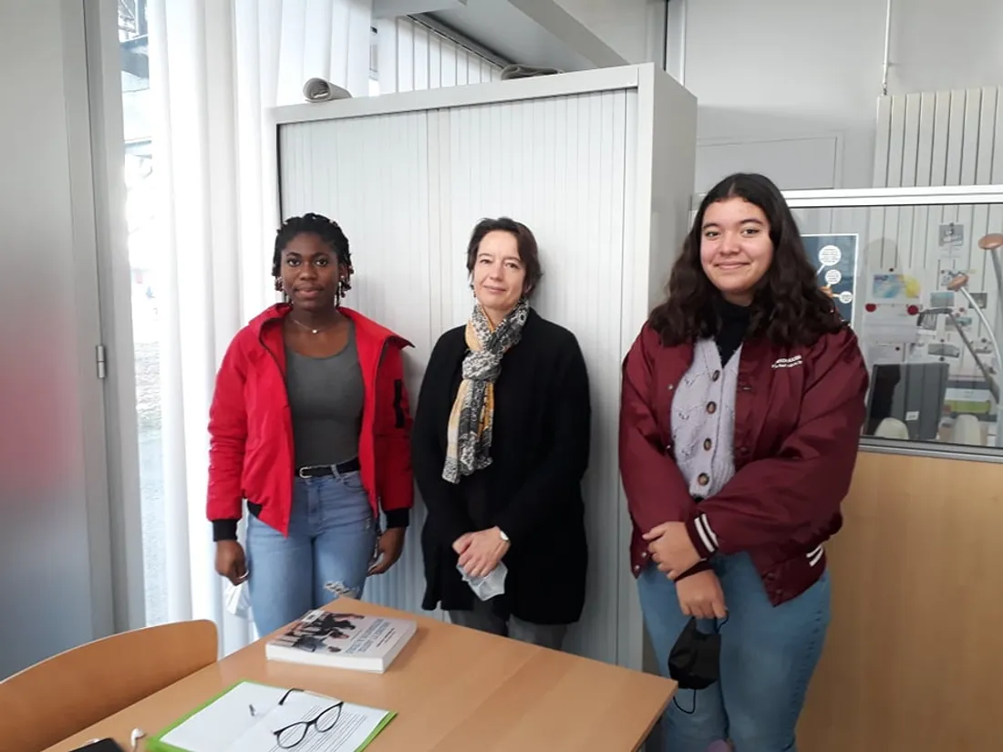 Elodie Ekmannian entourée de Yanne et Maélane